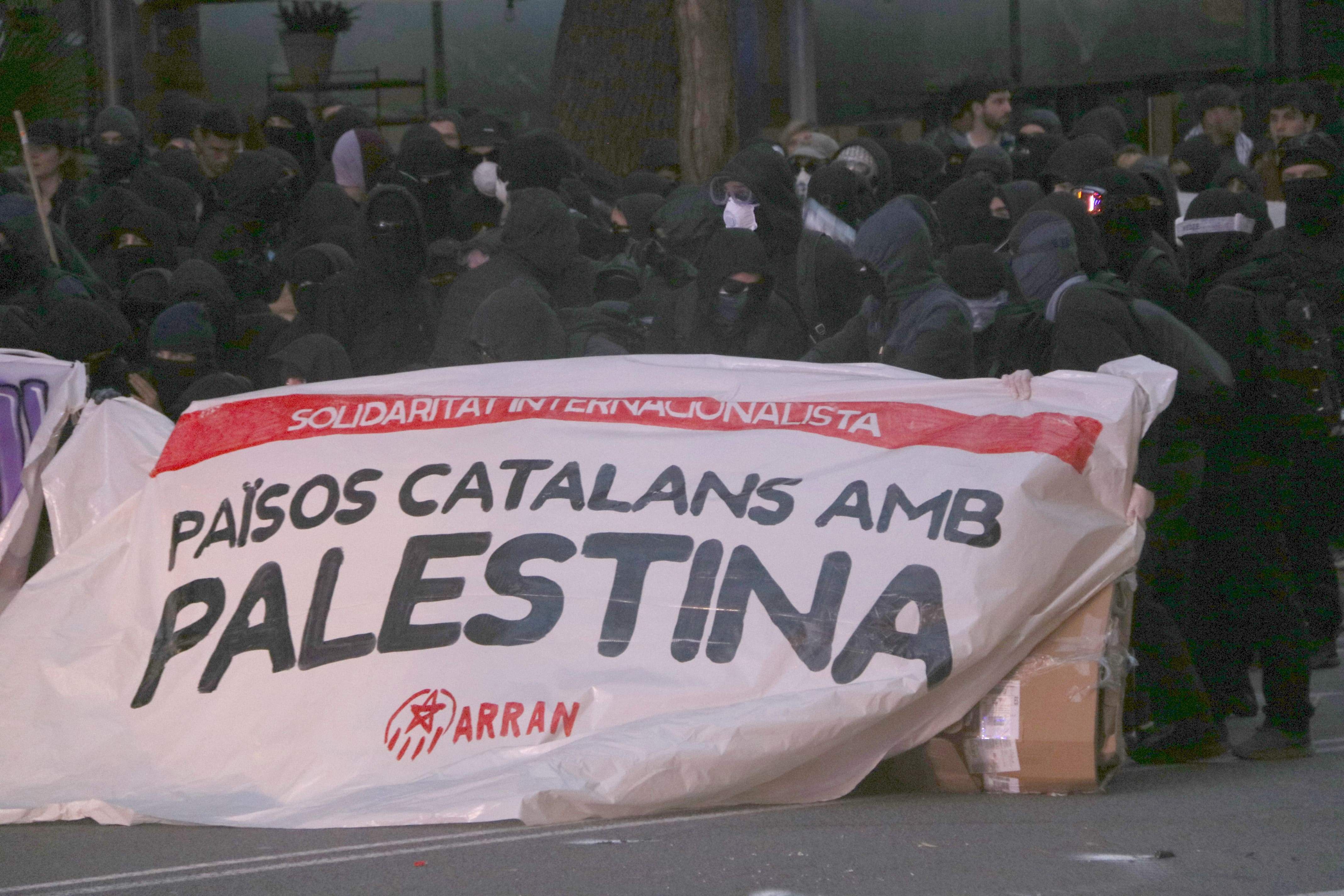 Dos menores detenidos y tres mossos heridos por los disturbios frente al consulado de Israel en Barcelona
