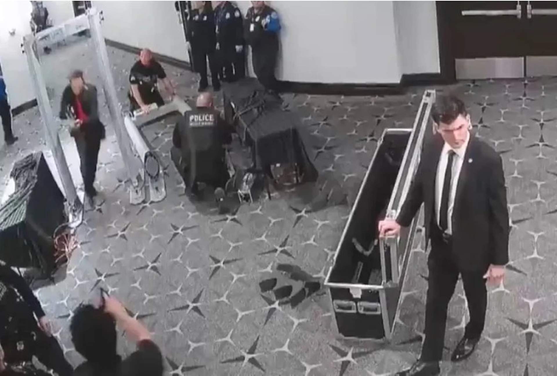 Així va intentar Cole Allen irrompre al Sopar de Corresponsals: el vídeo on surt disparant contra els agents