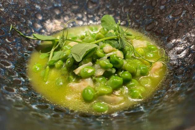 Guisantes con tripa de bacalao y trufa   Divinum   Rosa Molinero Trias