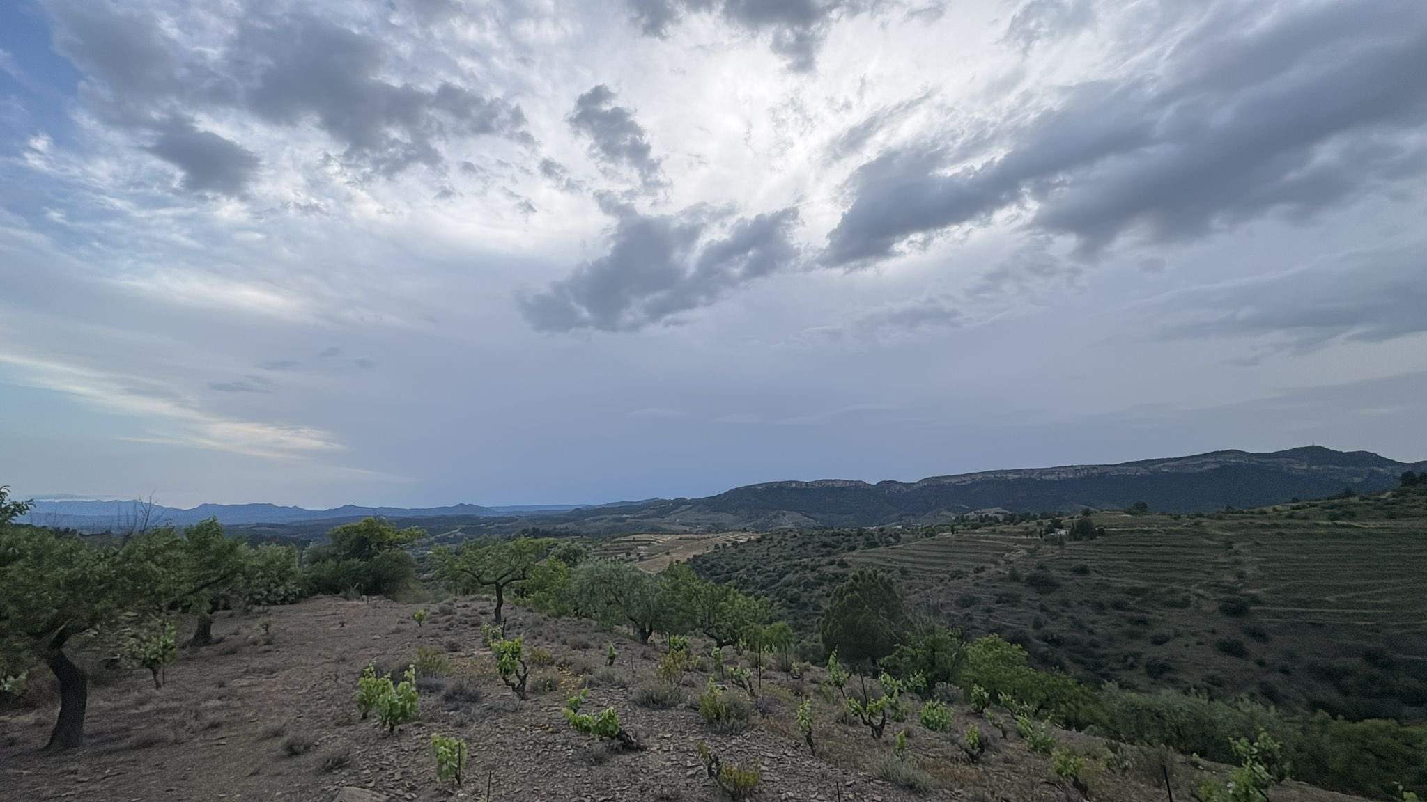 Tiempo traicionero de primavera en Catalunya con muchas nubes, lluvia y tormentas locales
