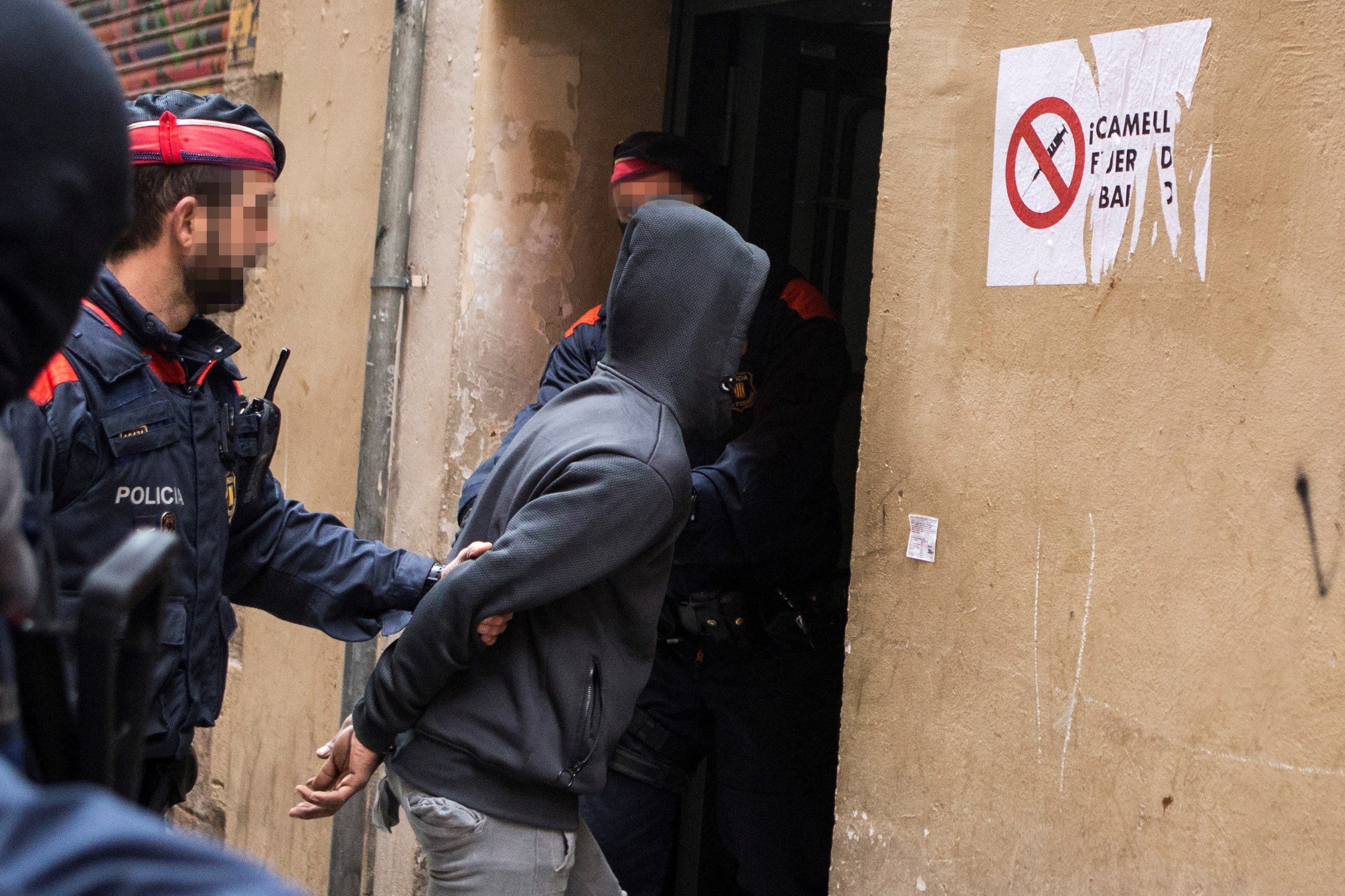 Los Mossos detendrán a 20 responsables más dentro del operativo contra los narcopisos