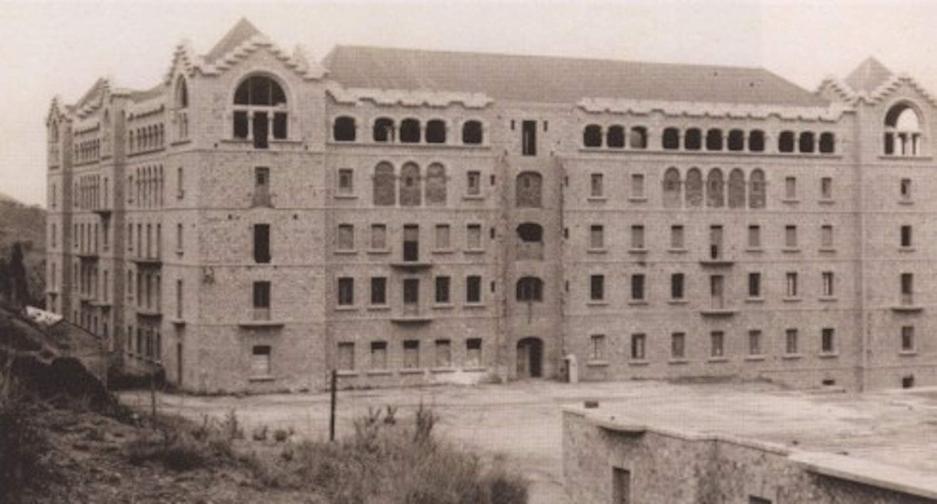 Mundet, el campus universitario levantado sobre un campo de concentración olvidado