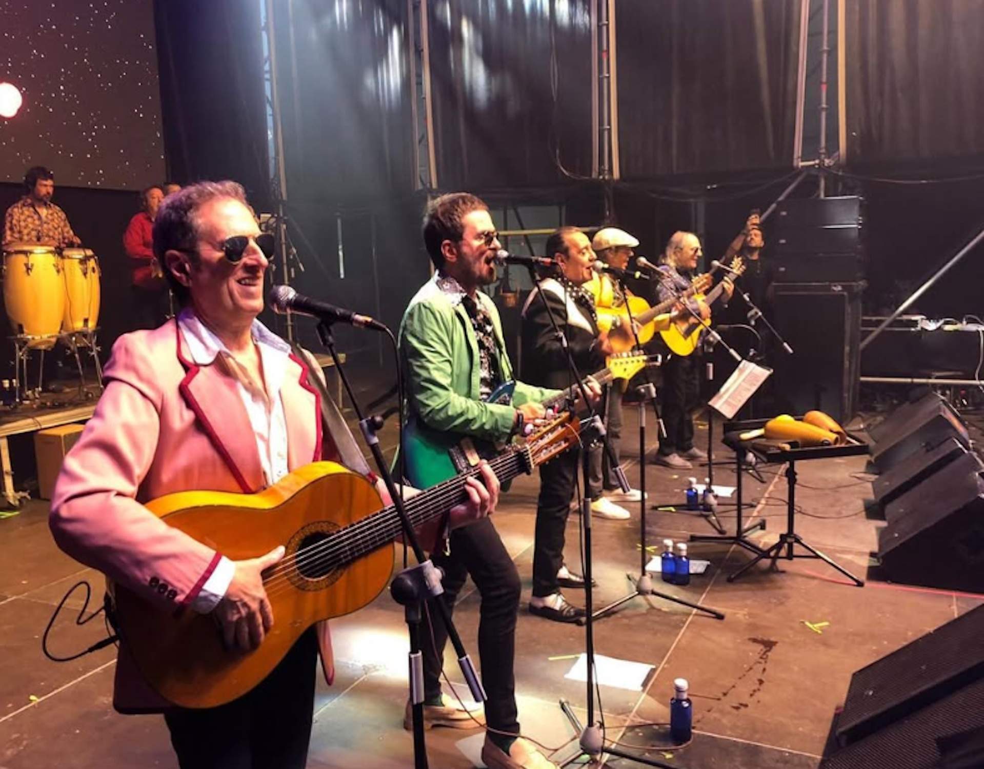 La reacció de Los Manolos quan els hi han llençat objectes en un escenari d'Espanya per cantar en català