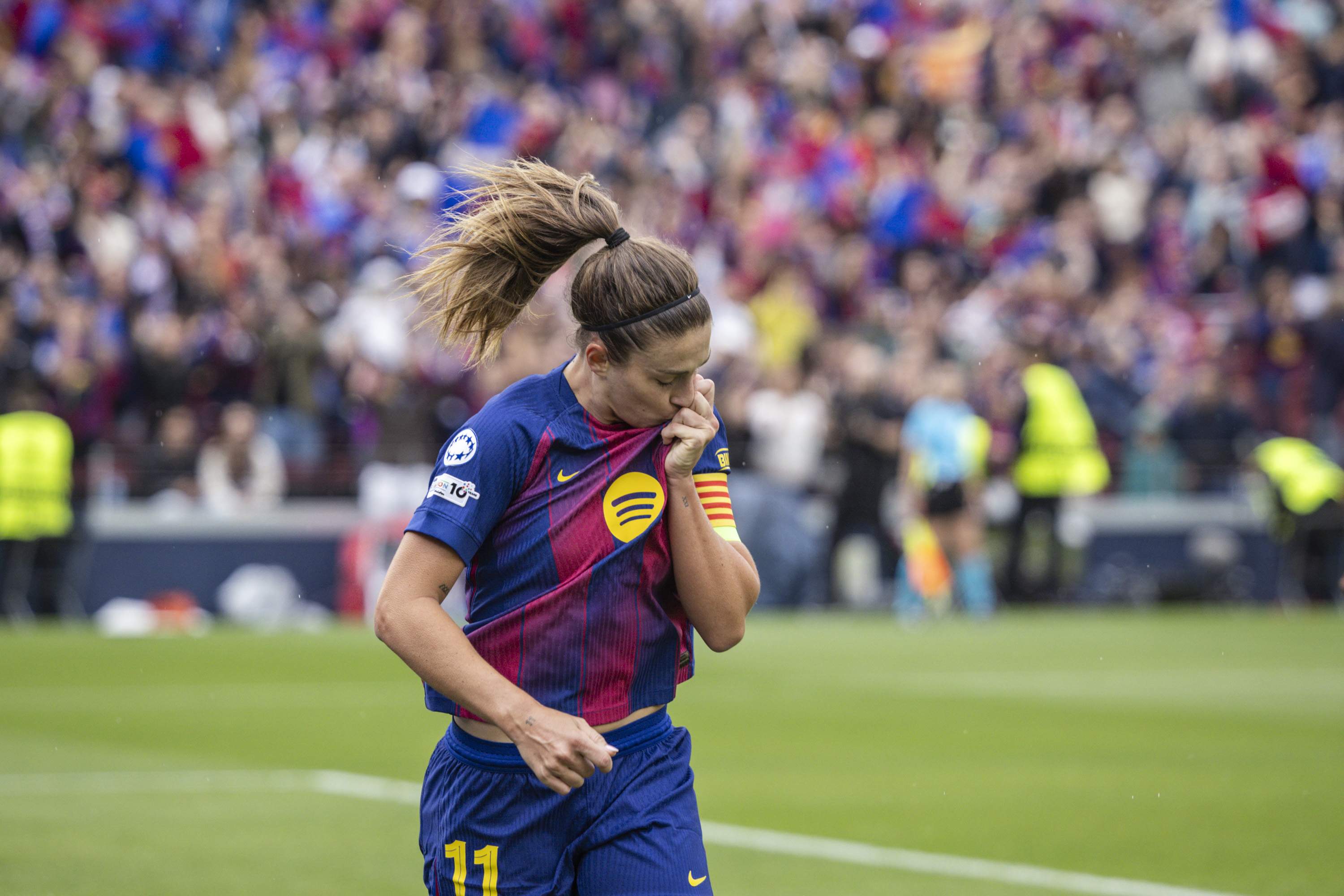 Alexia Putellas besa l'escut del Barça després de marcar un gol / Foto: Carlos Baglietto