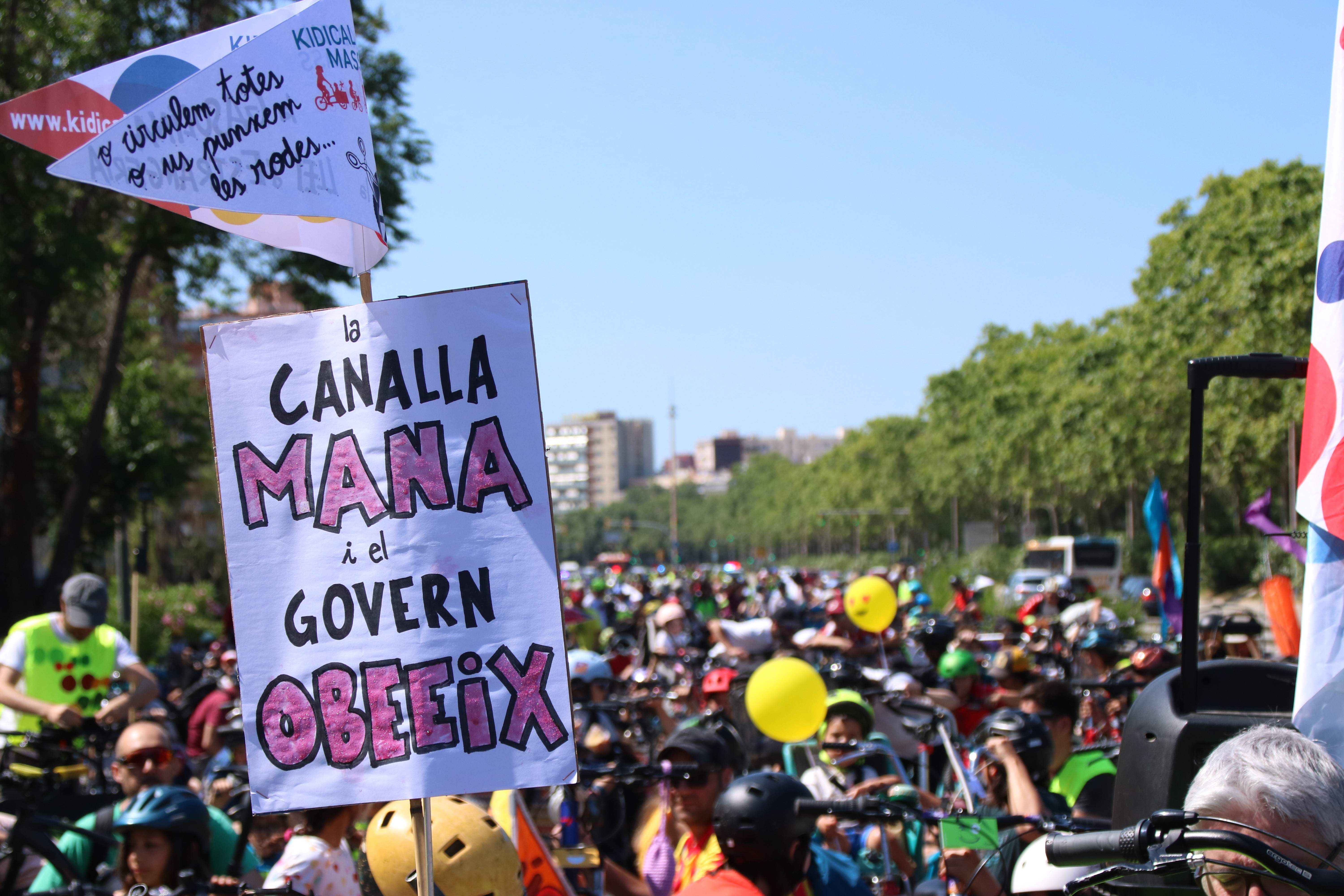 Uns 500 ciclistes prenen els carrers de Barcelona per reclamar una ciutat “més amable” amb la bicicleta