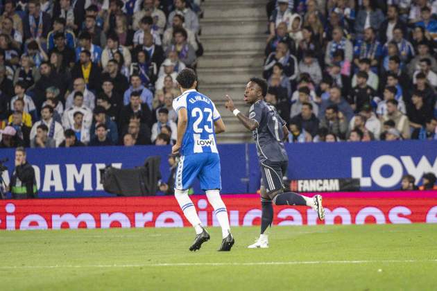 Vinícius y El-Hilal, durante el Espanyol - Real Madrid / Foto: Carlos Baglietto
