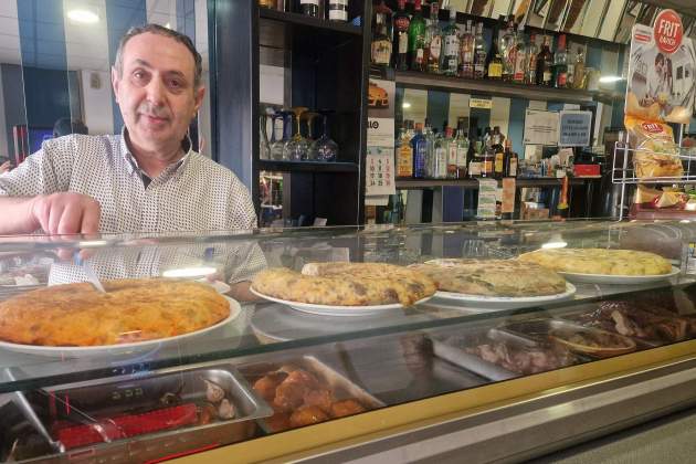 El Celestino tallant les truites casolanes del Bar Valero Foto Esmorzarsdeforquillacat
