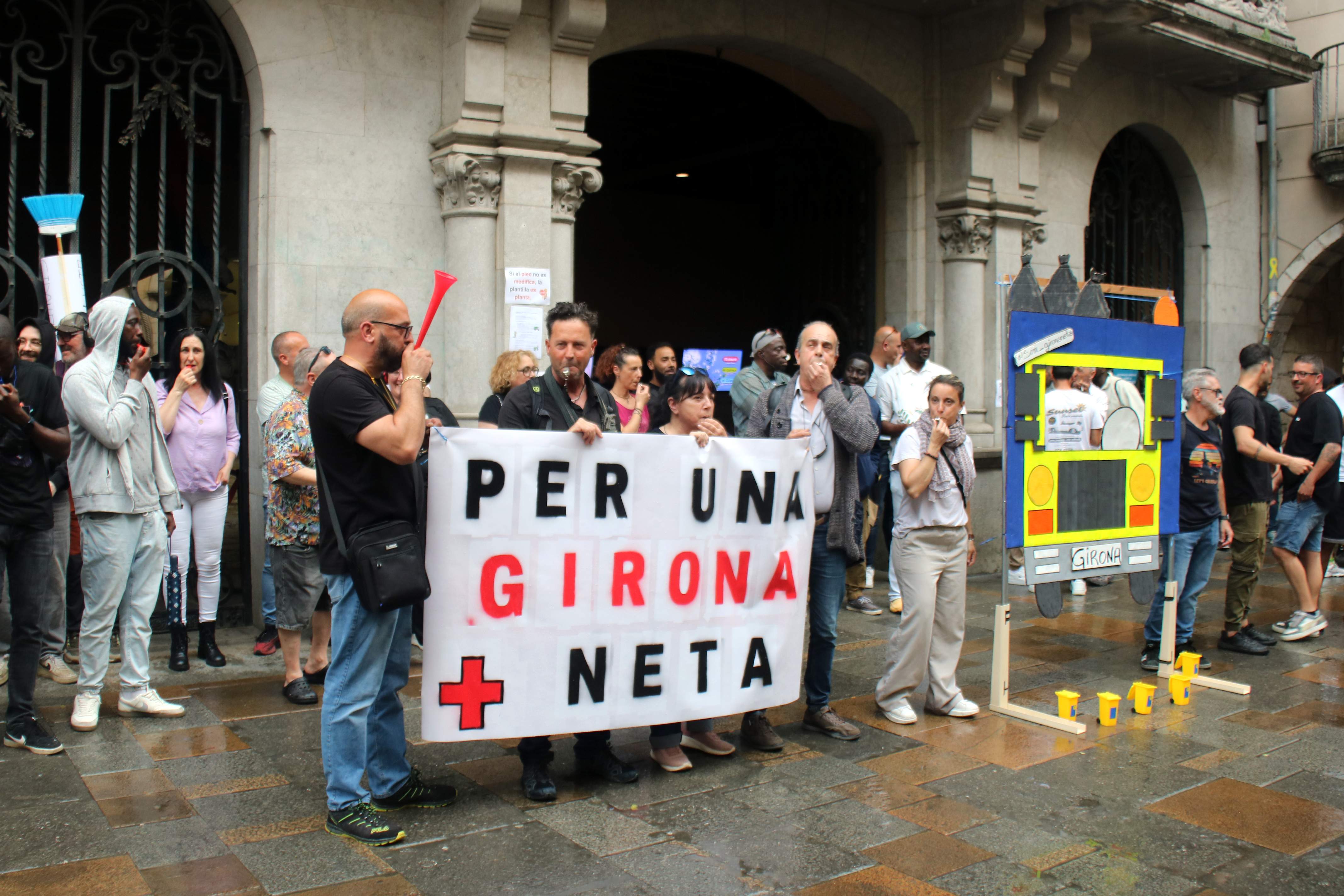 Els treballadors de neteja de Girona, en vaga a les portes del Temps de Flors