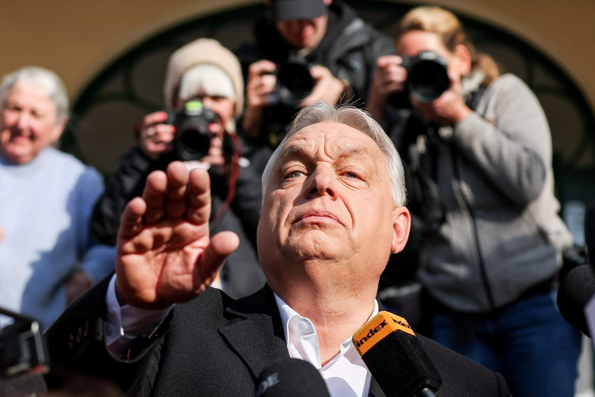 Hongria obre una nova etapa marcada per la caiguda d’Orbán i la fugida accelerada dels oligarques