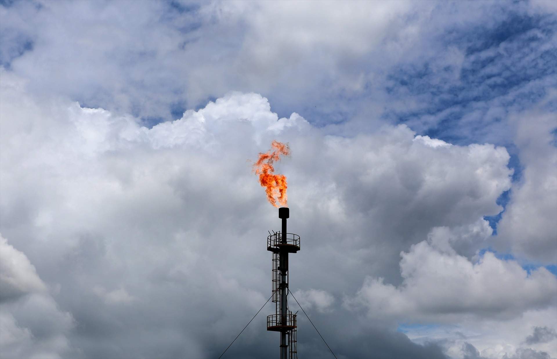 Un ataque iraní con drones provoca un incendio en una central petrolera en los Emiratos Árabes Unidos