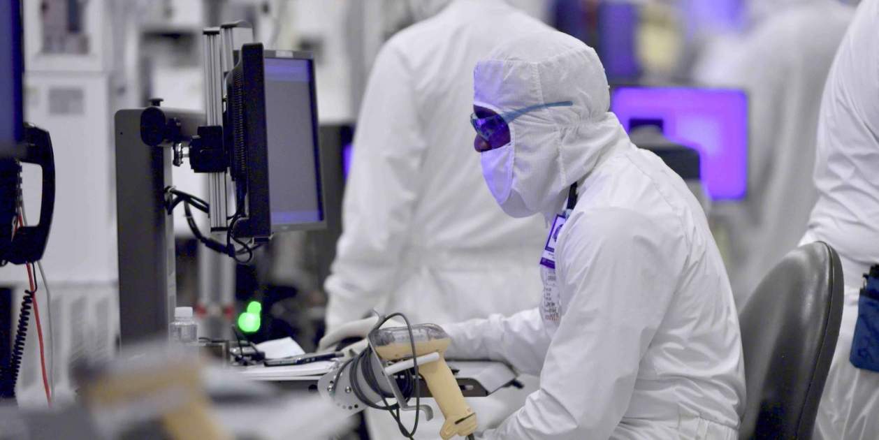 Los chips de Apple podrían comenzar a fabricarse fuera de TSMC: Intel y Samsung, los principales candidatos