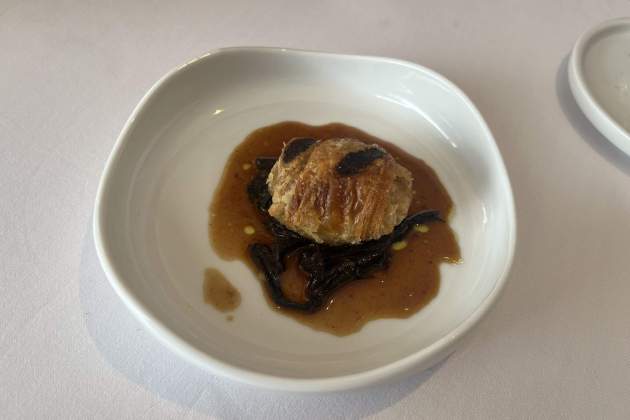 Xuixo de fricandó del restaurant Dvisi. / Foto: Emma Porta