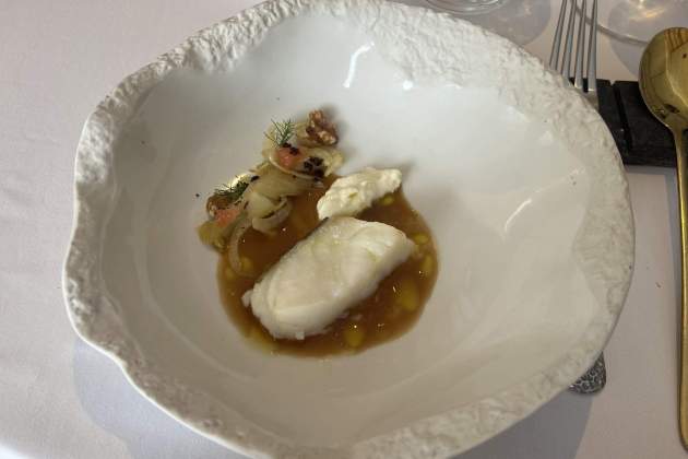 Bacallà salvatge d'Islàndia amb salsa de galera del restaurant Dvis. / Foto: Emma Porta