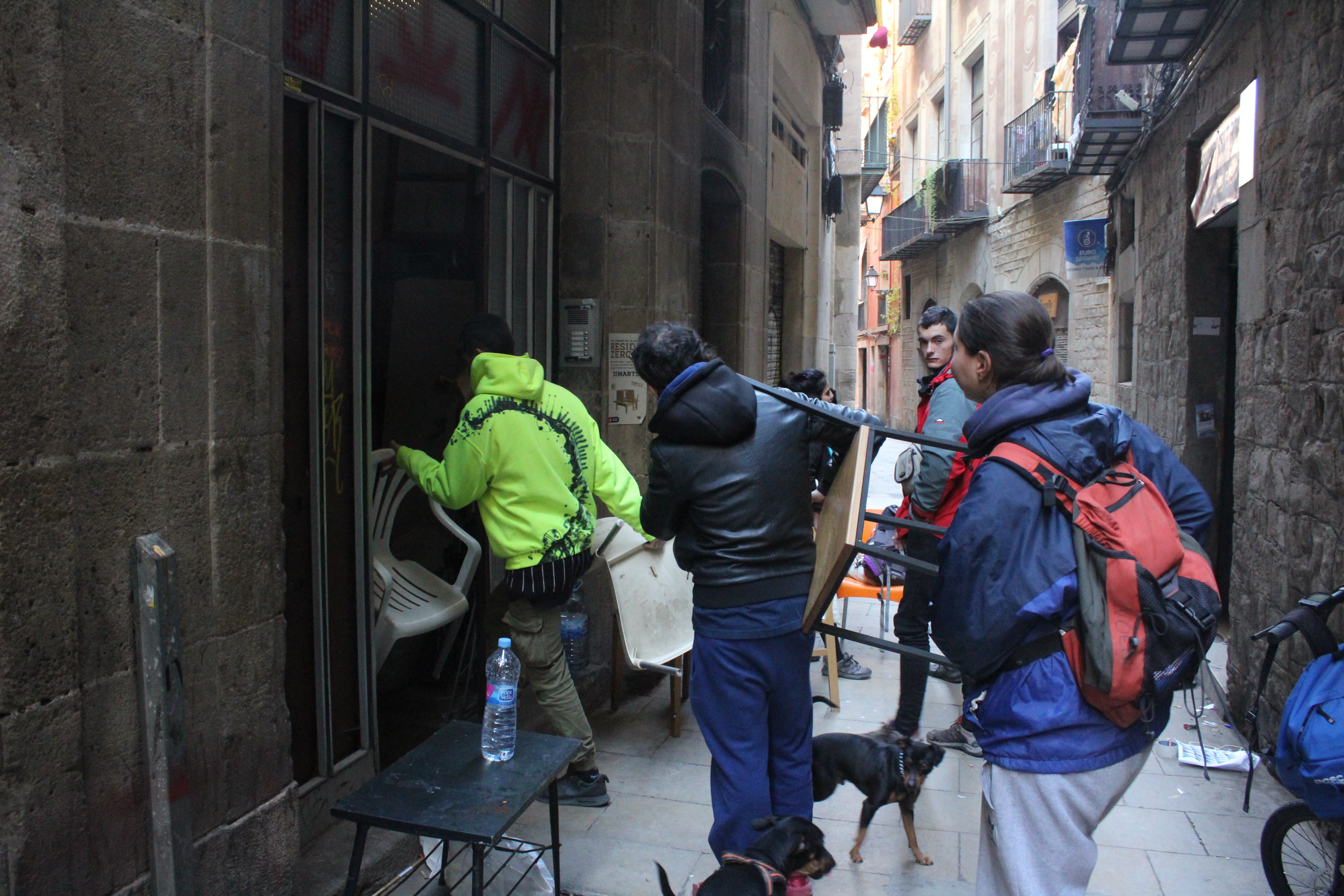 La pressió veïnal paralitza el desallotjament d’un bloc ocupat al Gòtic