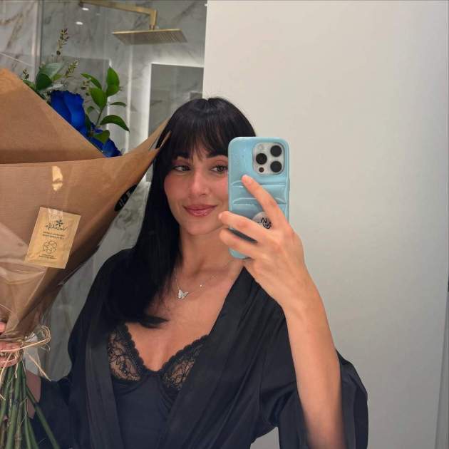 Aitana rebent roses blaves per Sant Jordi fa uns anys / Instagram