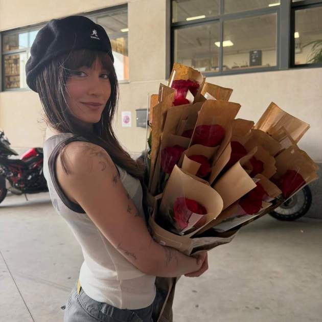 Aitana amb roses de Sant Jordi / Instagram