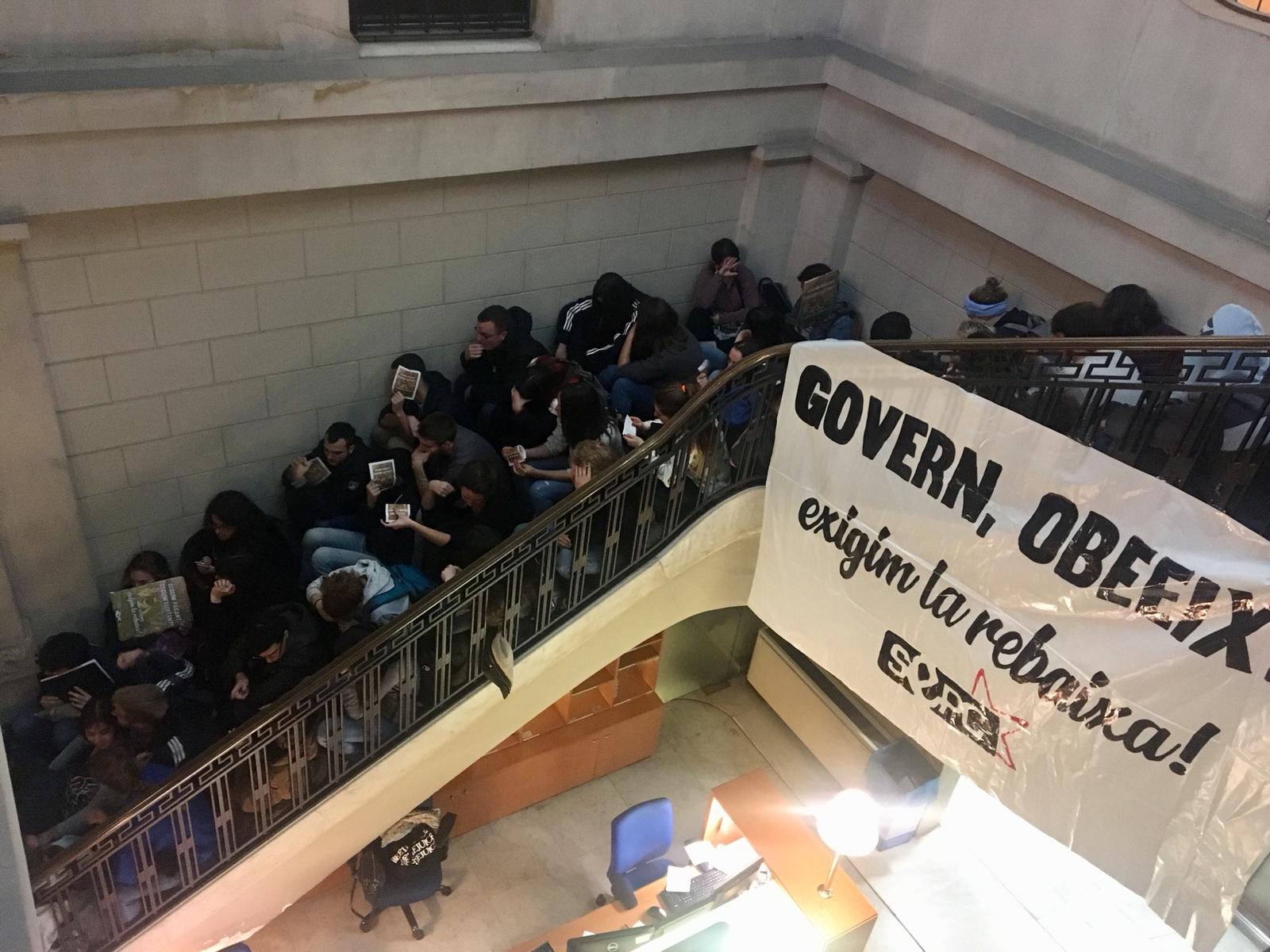 Estudiants ocupen la Conselleria d'Economia per exigir rebaixes a les taxes