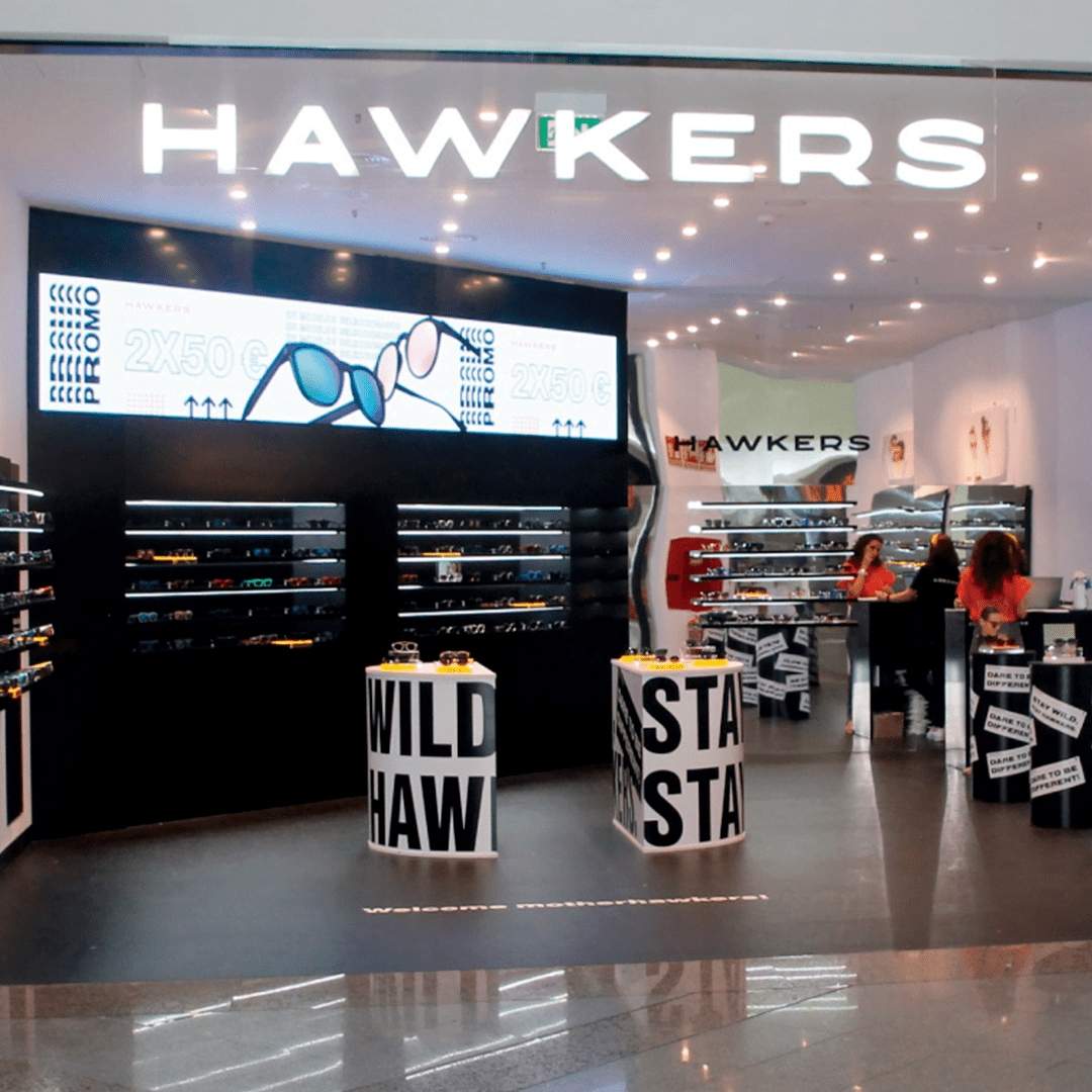 Mapi León posa de moda les gafes de sol amb lents taronges (i ara Hawkers les té amb un 56% de descompte)