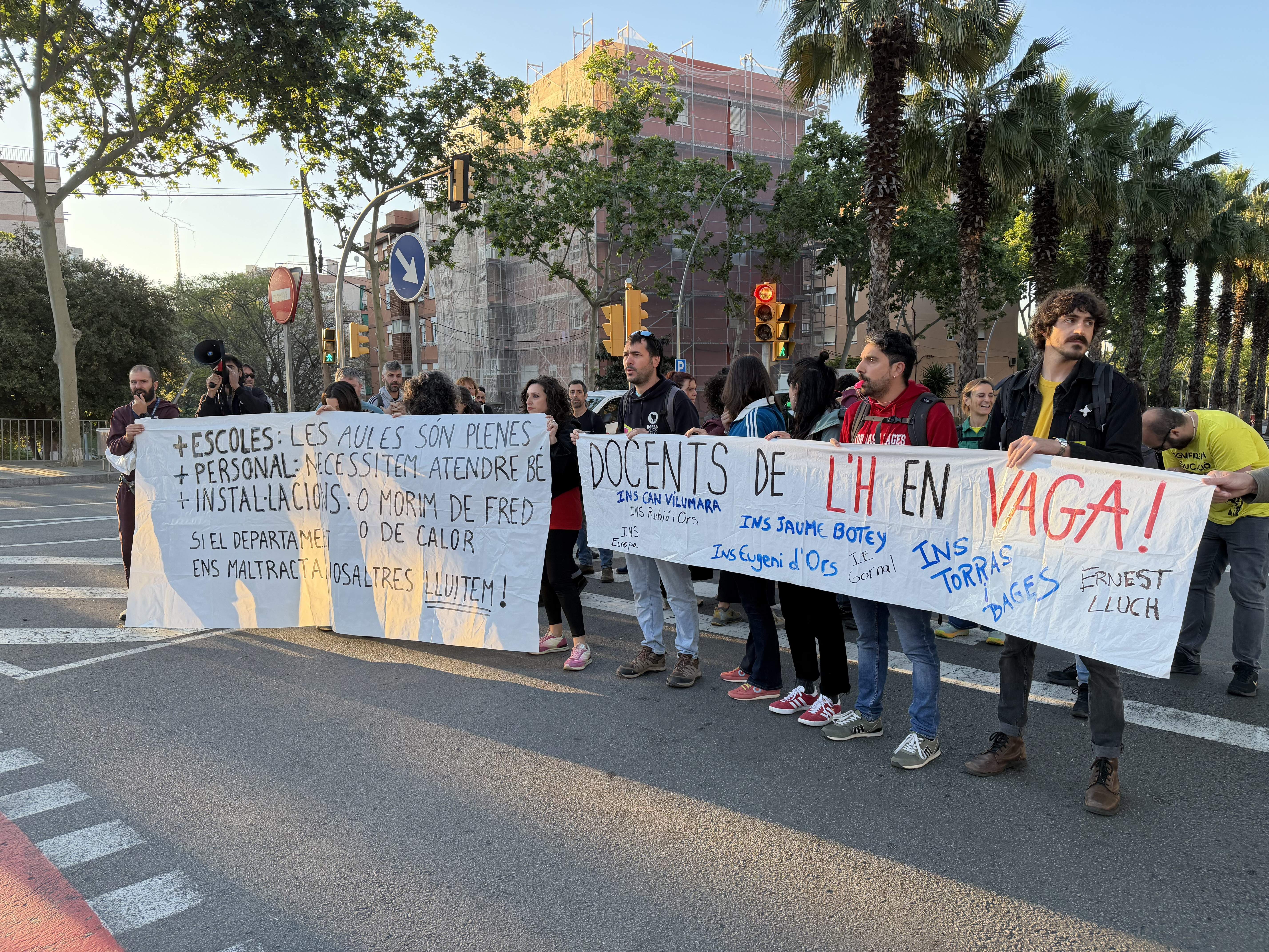 Tret de sortida al mes de vagues de mestres i professors: tallen carrers a l'Hospitalet