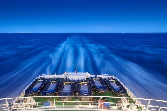 La popa del vaixell, amb les Zodiac per a desembarcaments ràpids i segurs