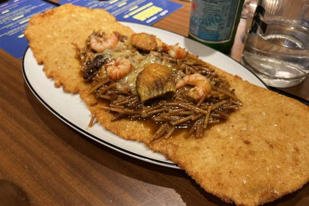 Filet arrebossat amb fideus a la cassola de Casa Fiero x Armando Foto Oriol Foix