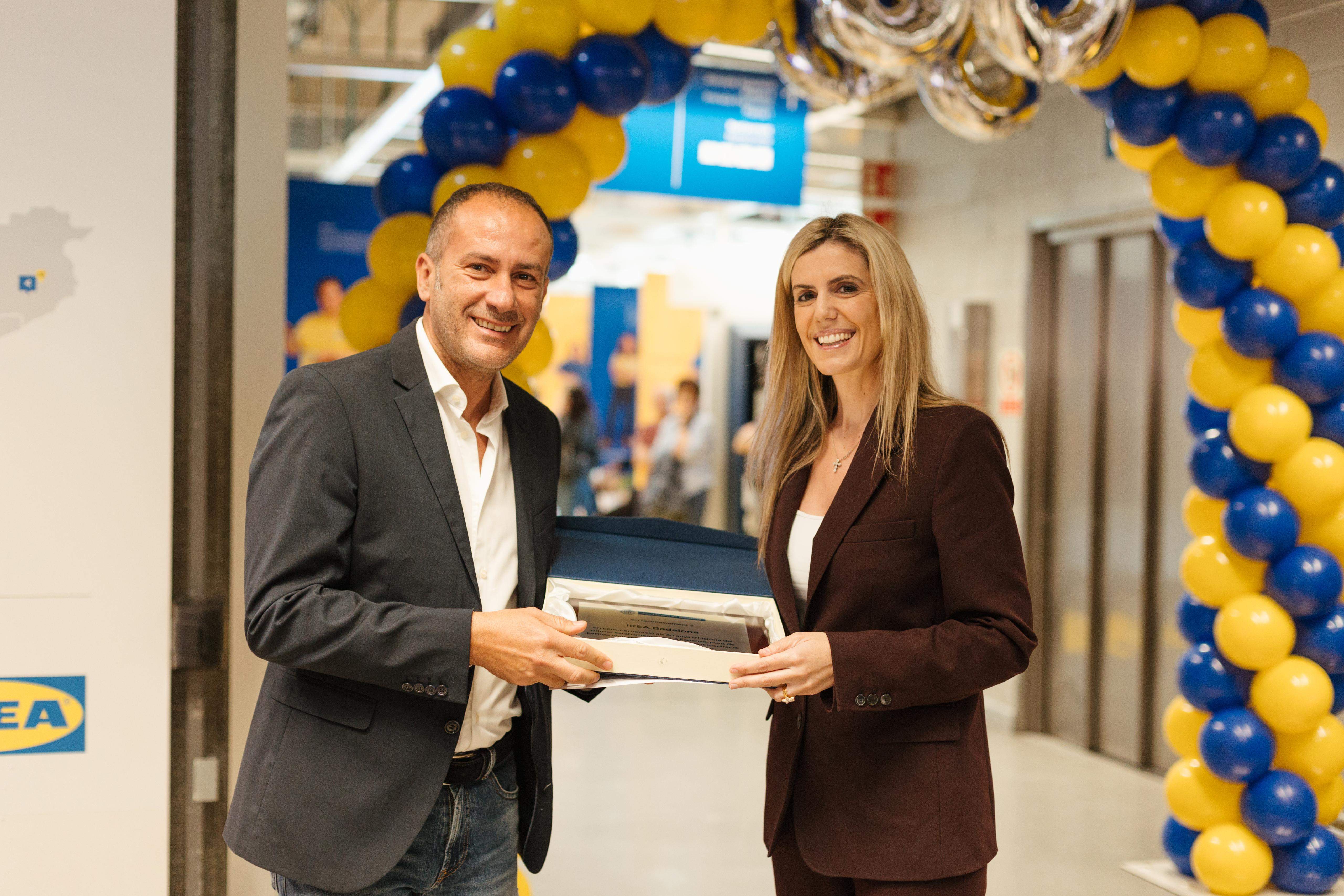2  Cristina Aguera entrega placa conmemorativa a Valerio Valenti