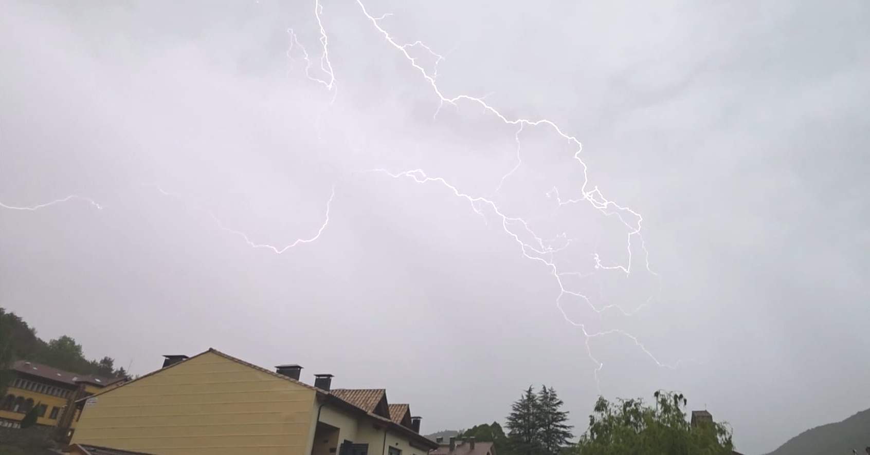 Catalunya viu un maig de tempestes com els d'abans: temps traïdor amb patacs d'aigua
