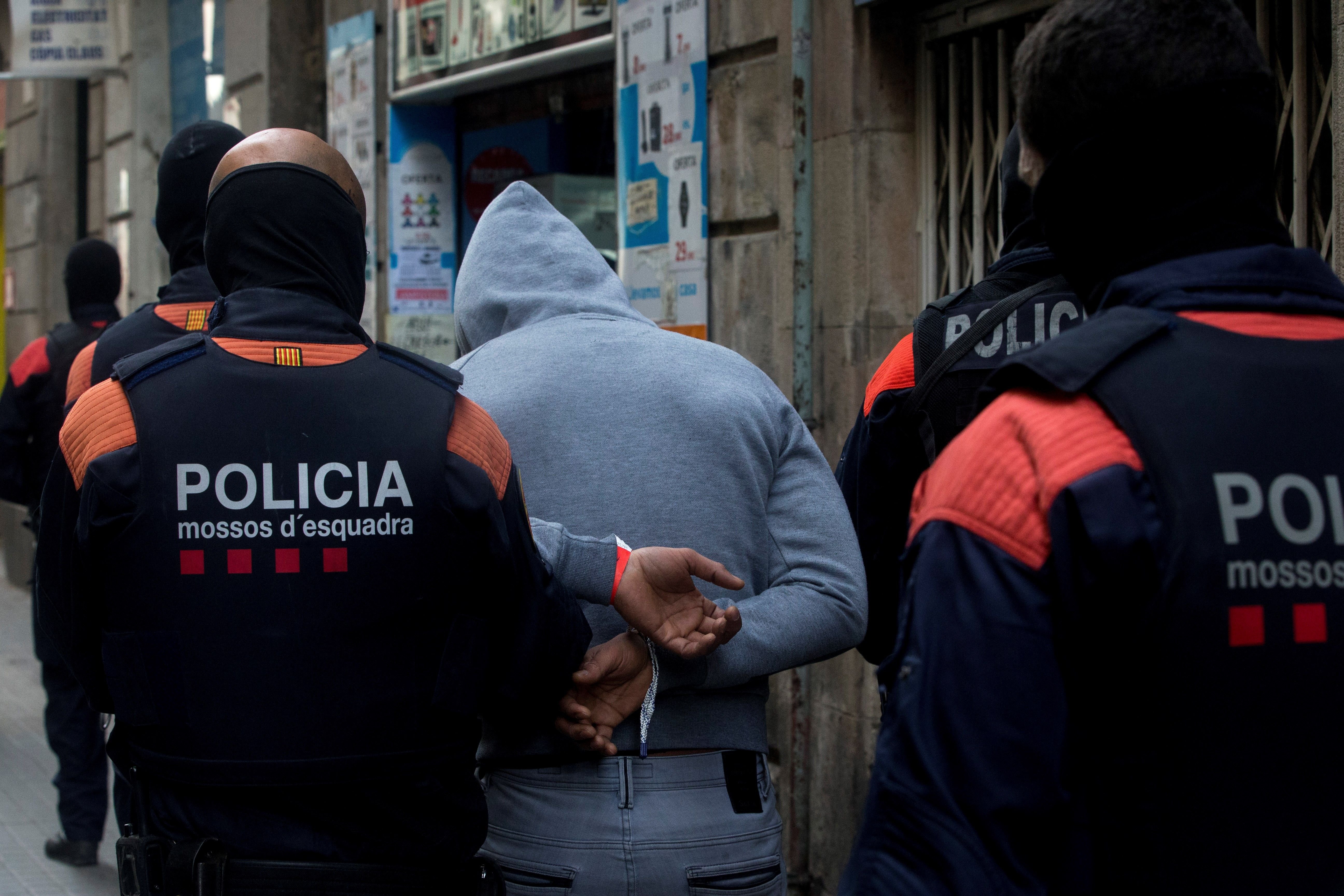 Suben a 57 los detenidos en el macrooperativo contra los narcopisos en el Raval