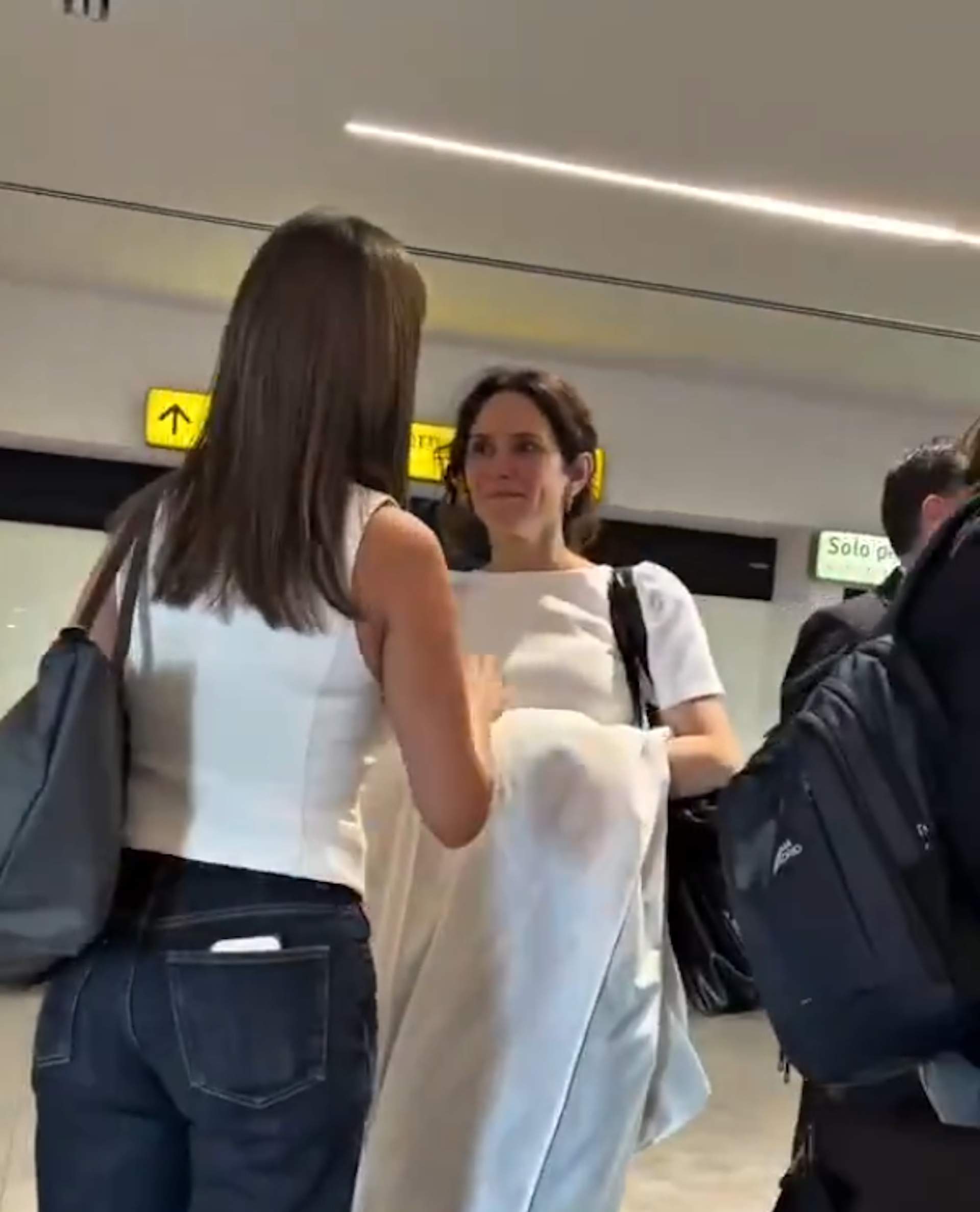 Una diputada mexicana increpa Ayuso a l’aeroport: “Falta al respecte al nostre país i a la democràcia”