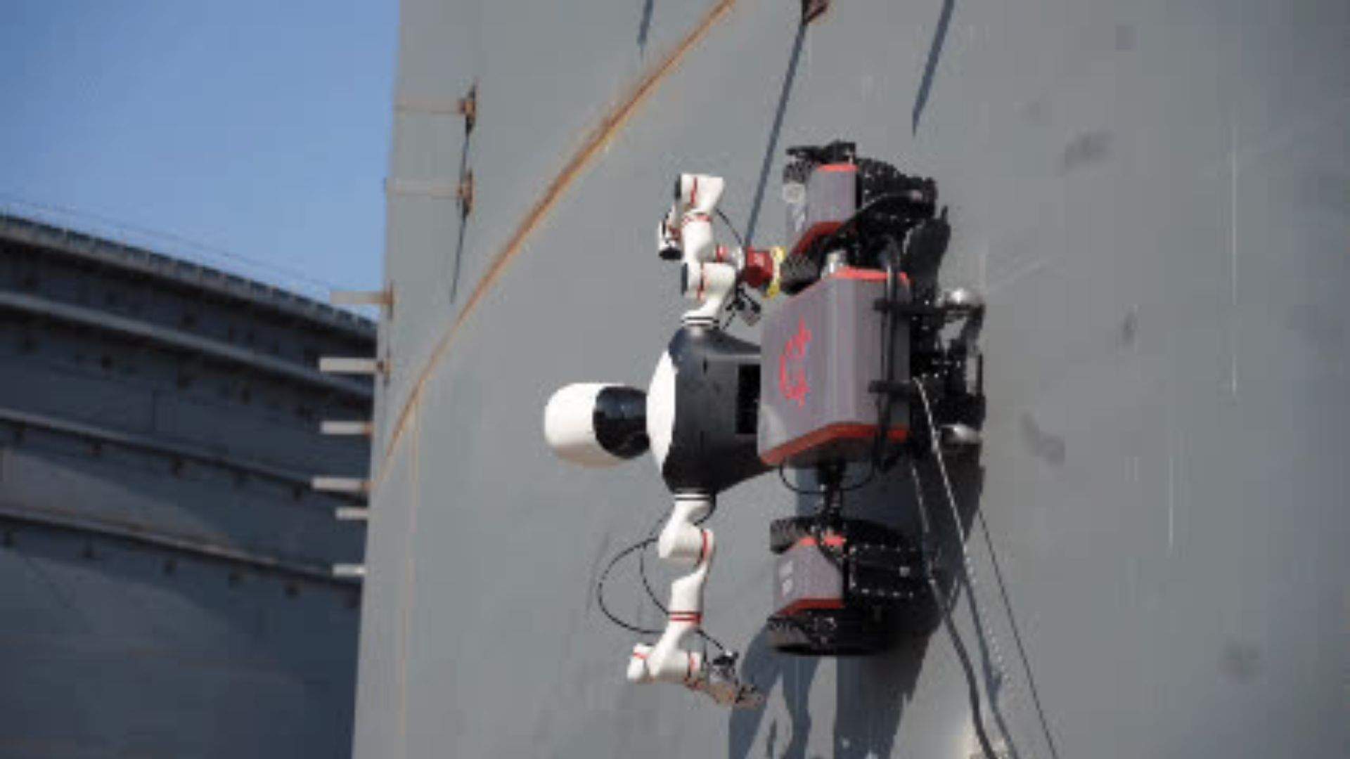 Aquest robot humanoide s'enfila per les parets i pren decisions autònomes en zones de perill