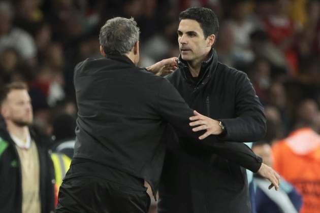 EuropaPress 6689207 psg coach luis enrique salutes coach of arsenal mikel arteta following the
