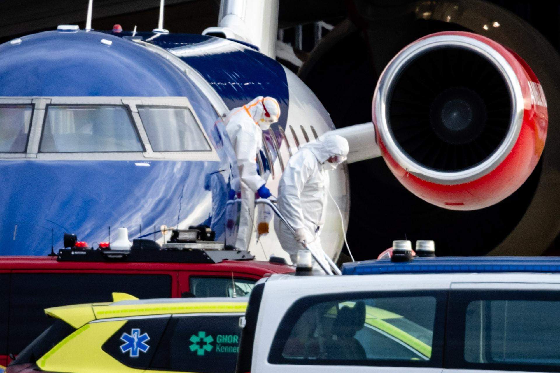 Un avió medicalitzat arrba a l'aeroport d'Amsterdam amb un evaquat per l'hantavirus (EFE)