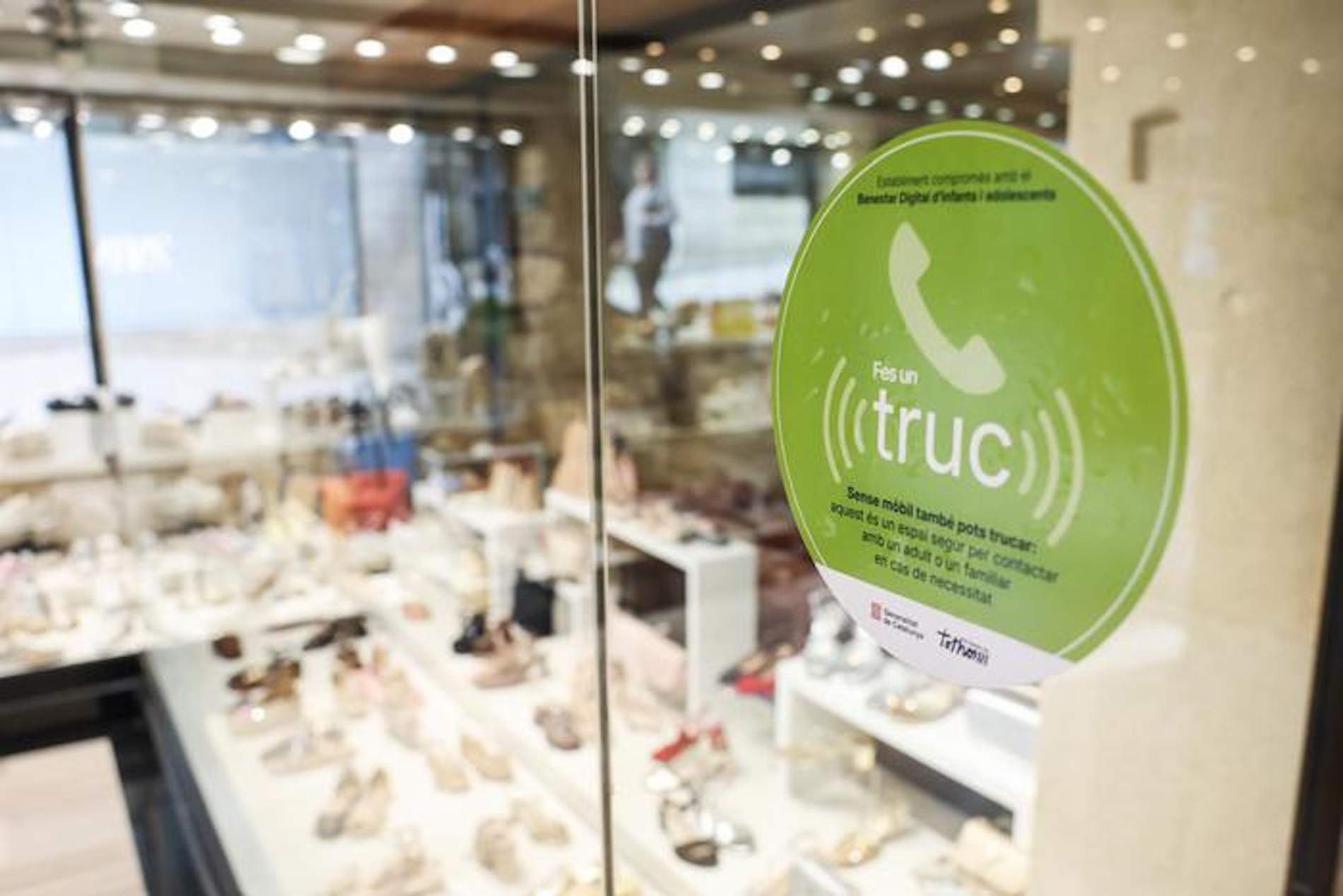 "Fes un truc", comerços refugi per a infants i adolescents sense mòbil