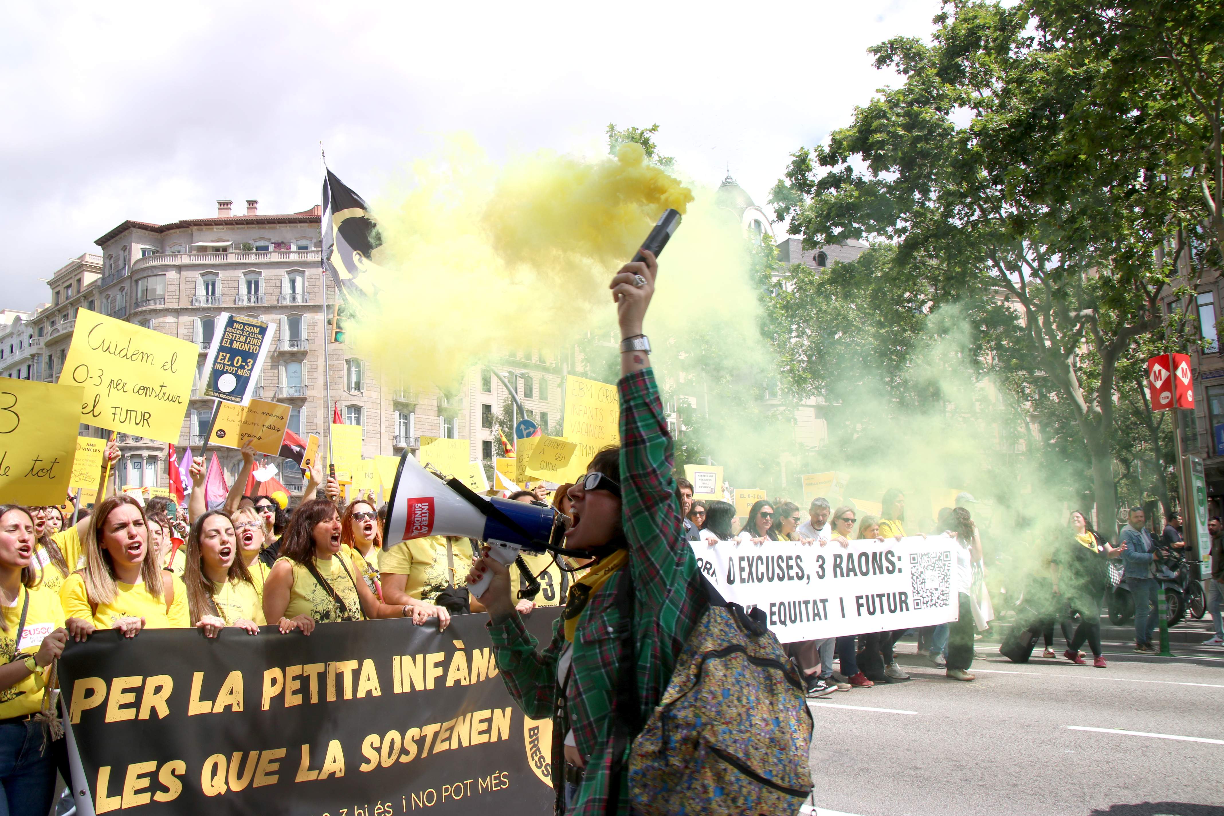 Centenars d'educadores de l'escola bressol surten al carrer per reclamar més recursos i la reducció de ràtios