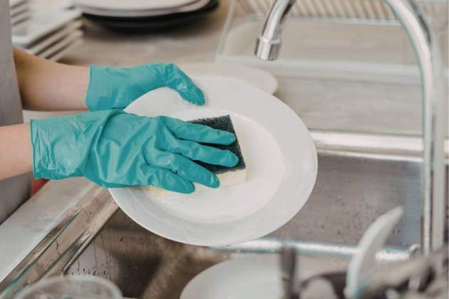 Imatge d'una aigüera plena de plats Imatge d'una aigüera plena de plats