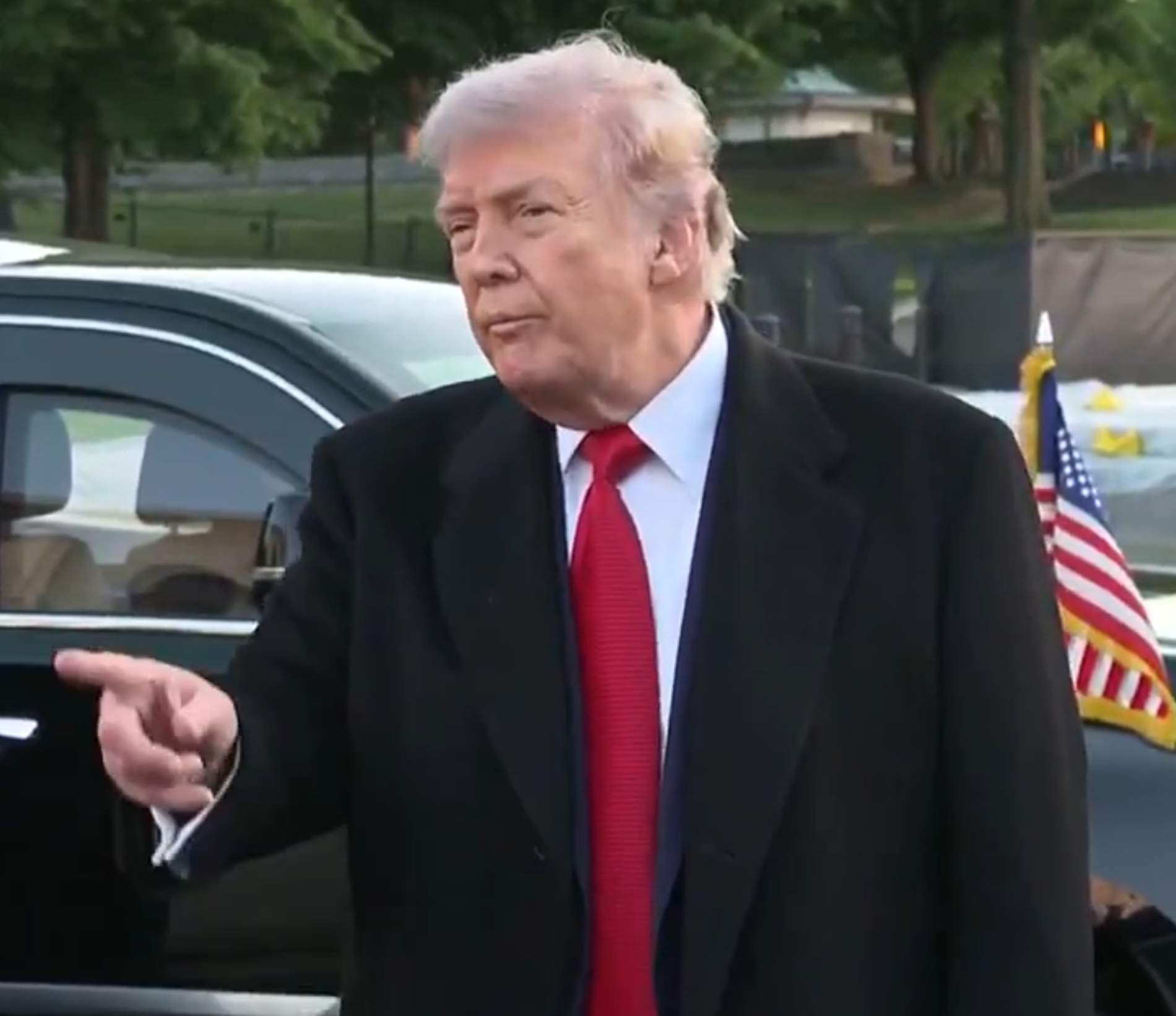 Els EUA i l’Iran intercanvien foc creuat a Ormuz, però Trump afirma que la treva segueix: “Són copets d’amor"