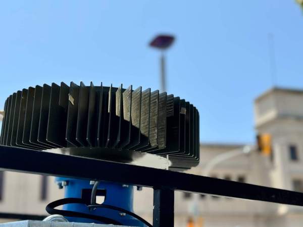 Antena de Indra para el proyecto Galileo con el estadio Montjuic de fondo