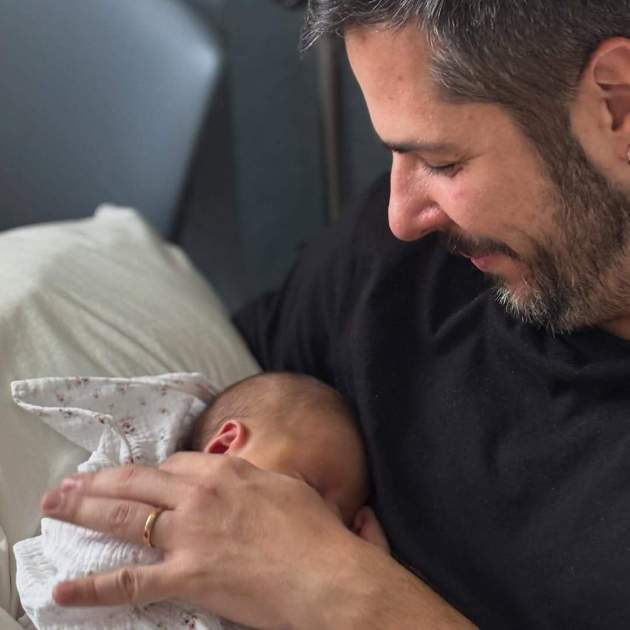Xavi Fernández amb el seu fill Guillem en braços / Instagram