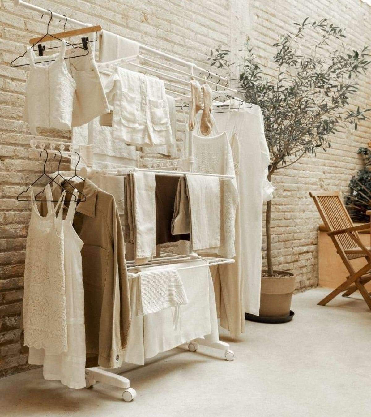Este tendedero de Amazon tiene espacio para toda la ropa y ahora seco más prendas sin invadir el comedor