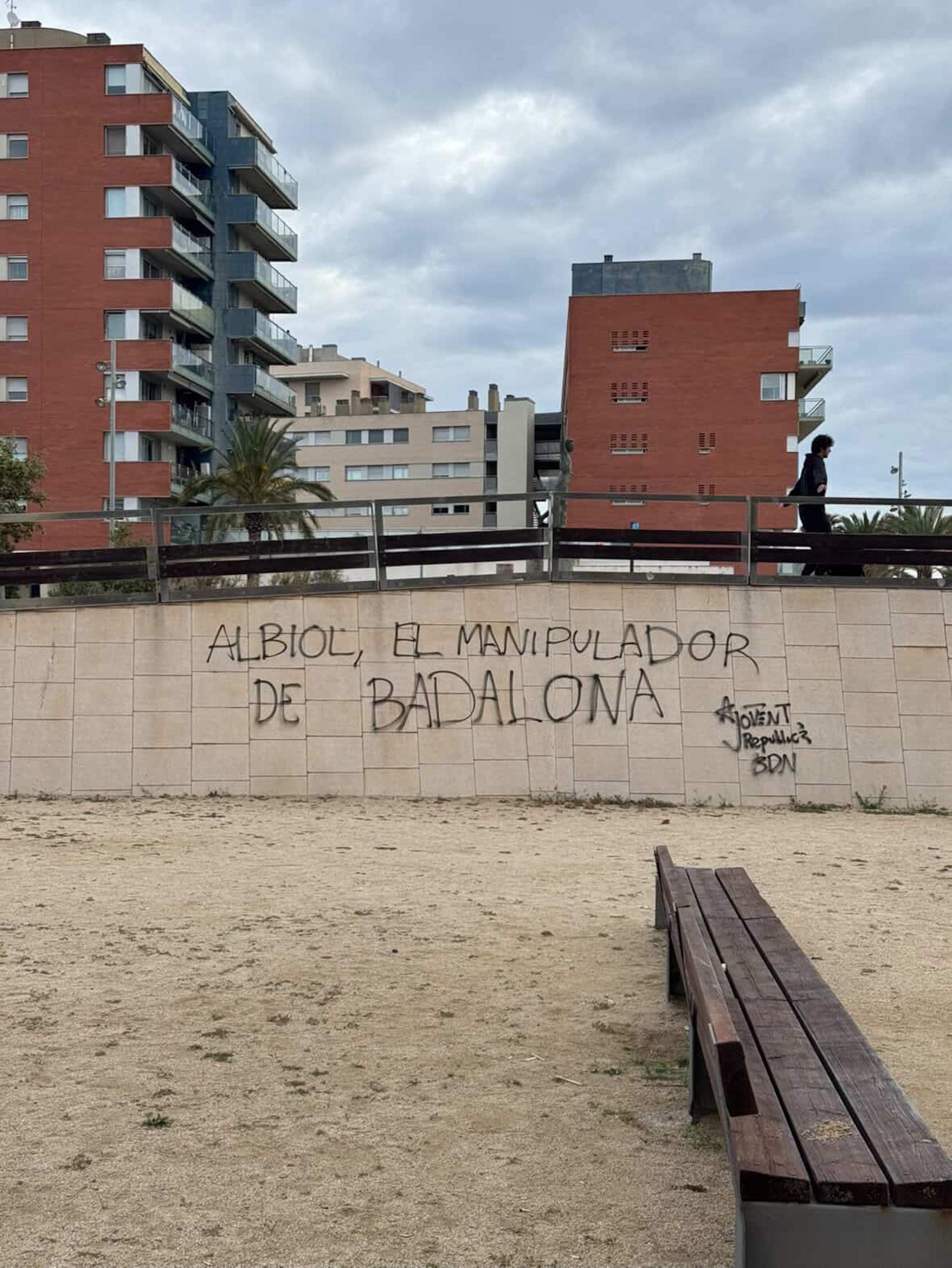 Albiol denuncia que les joventuts d’ERC vandalitzen mobiliari urbà de Badalona: “Enxampats in fraganti"