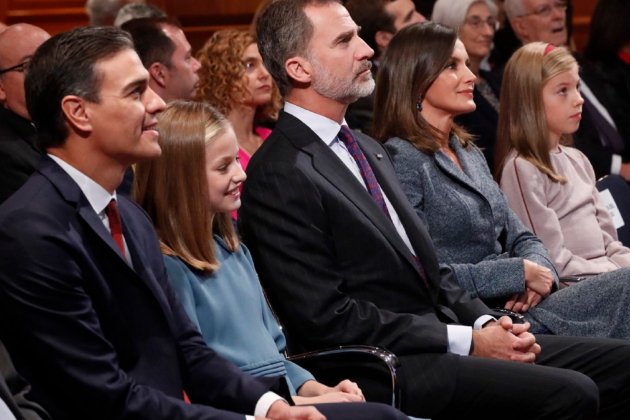 elionor y leticia LECTURA CONSTITUCIÓN CASA REAL