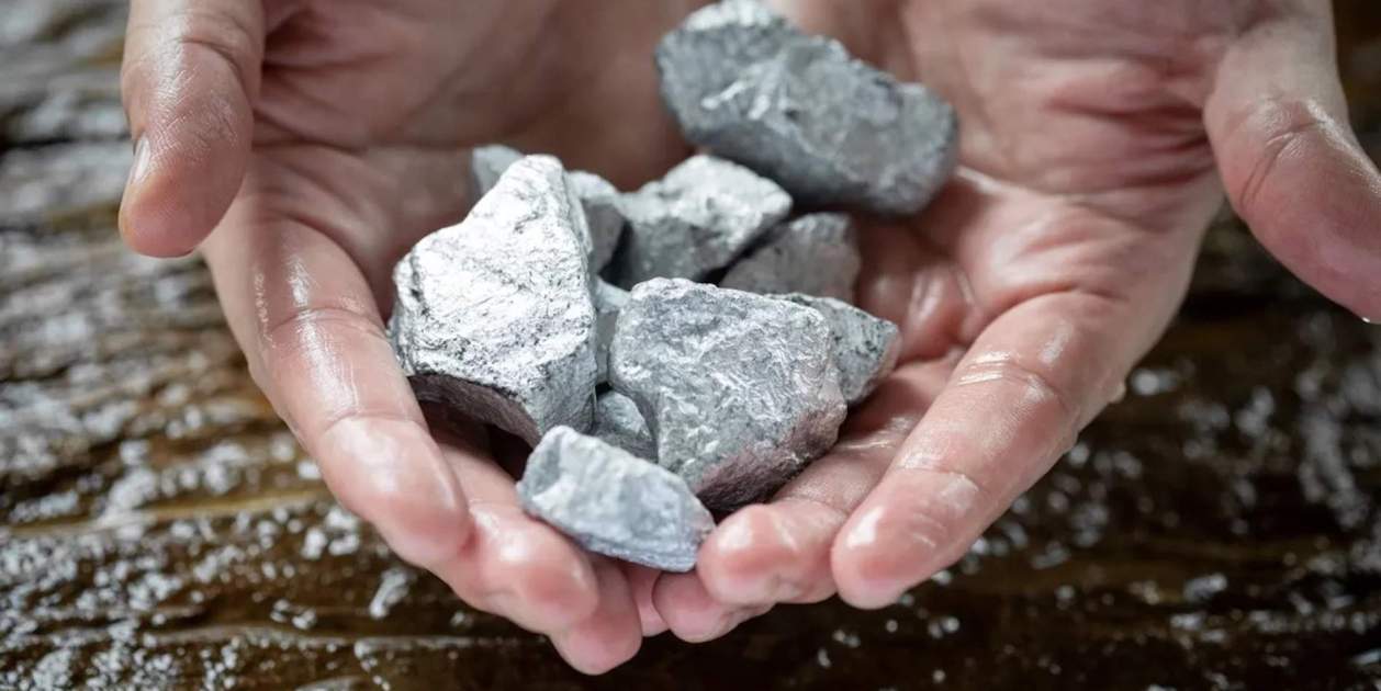 Estados Unidos descubre un tesoro enterrado equivalente a 500.000 millones de móviles que desafía a China