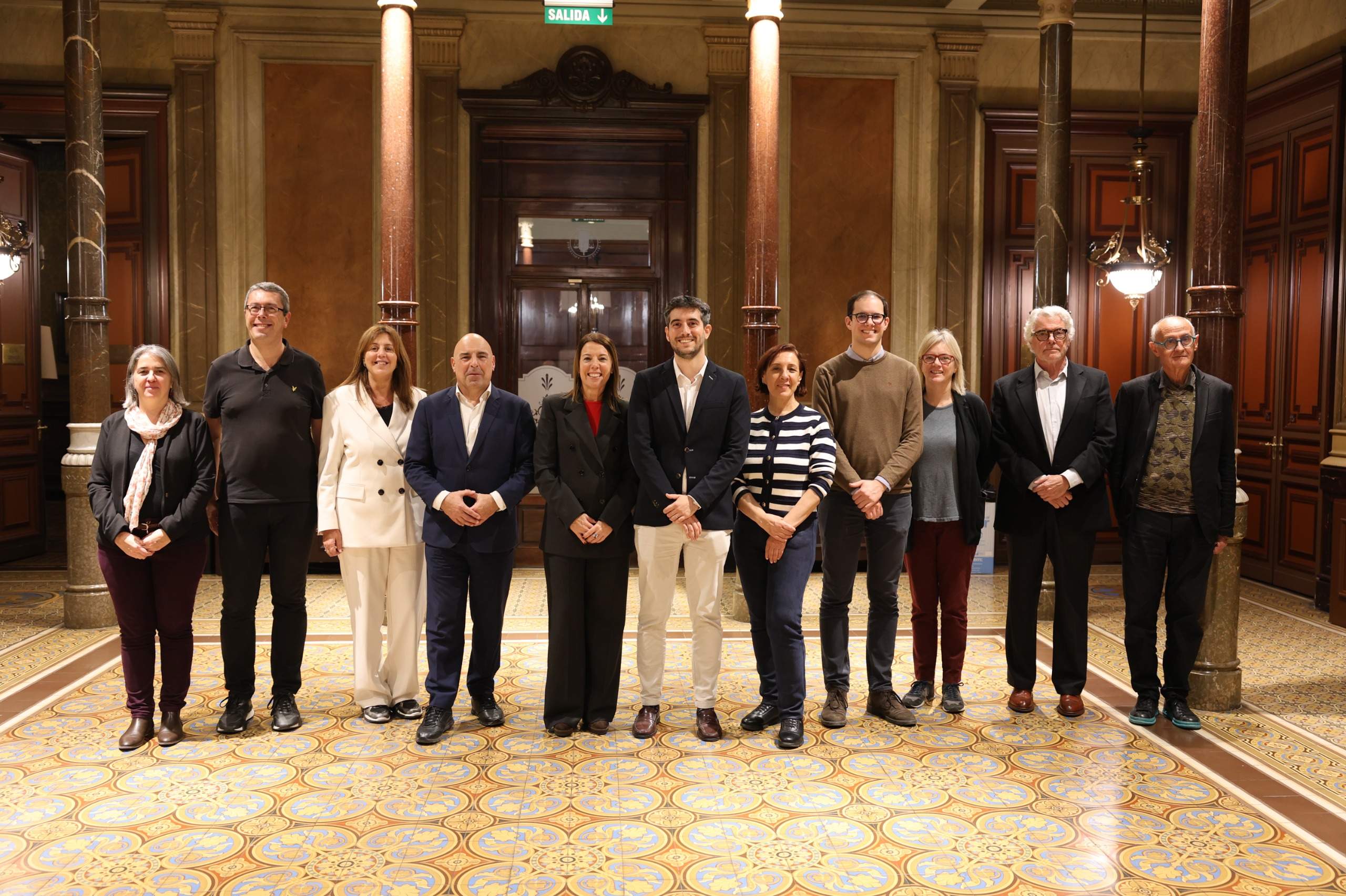 Integrants de la Comissió de la Llengua Catalana de l'ICAB, amb la degana Cristina Vallejo