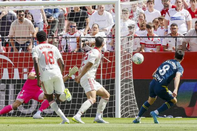 Edu Expósito intenta sorprendre el porter del Sevilla / Foto: EFE