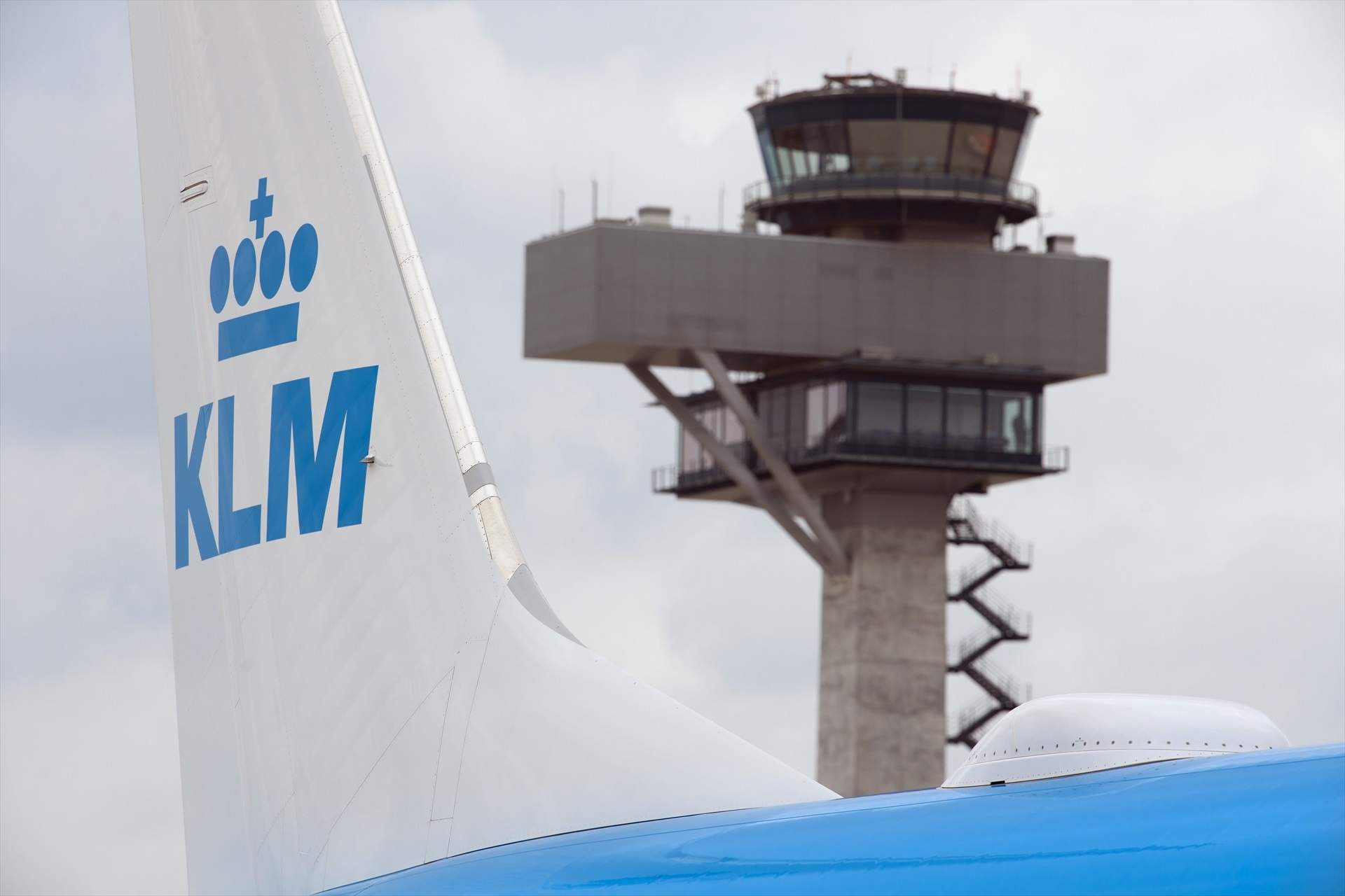 Italia sigue de cerca a cuatro personas que viajaron en el avión de KLM con la mujer muerta por hantavirus