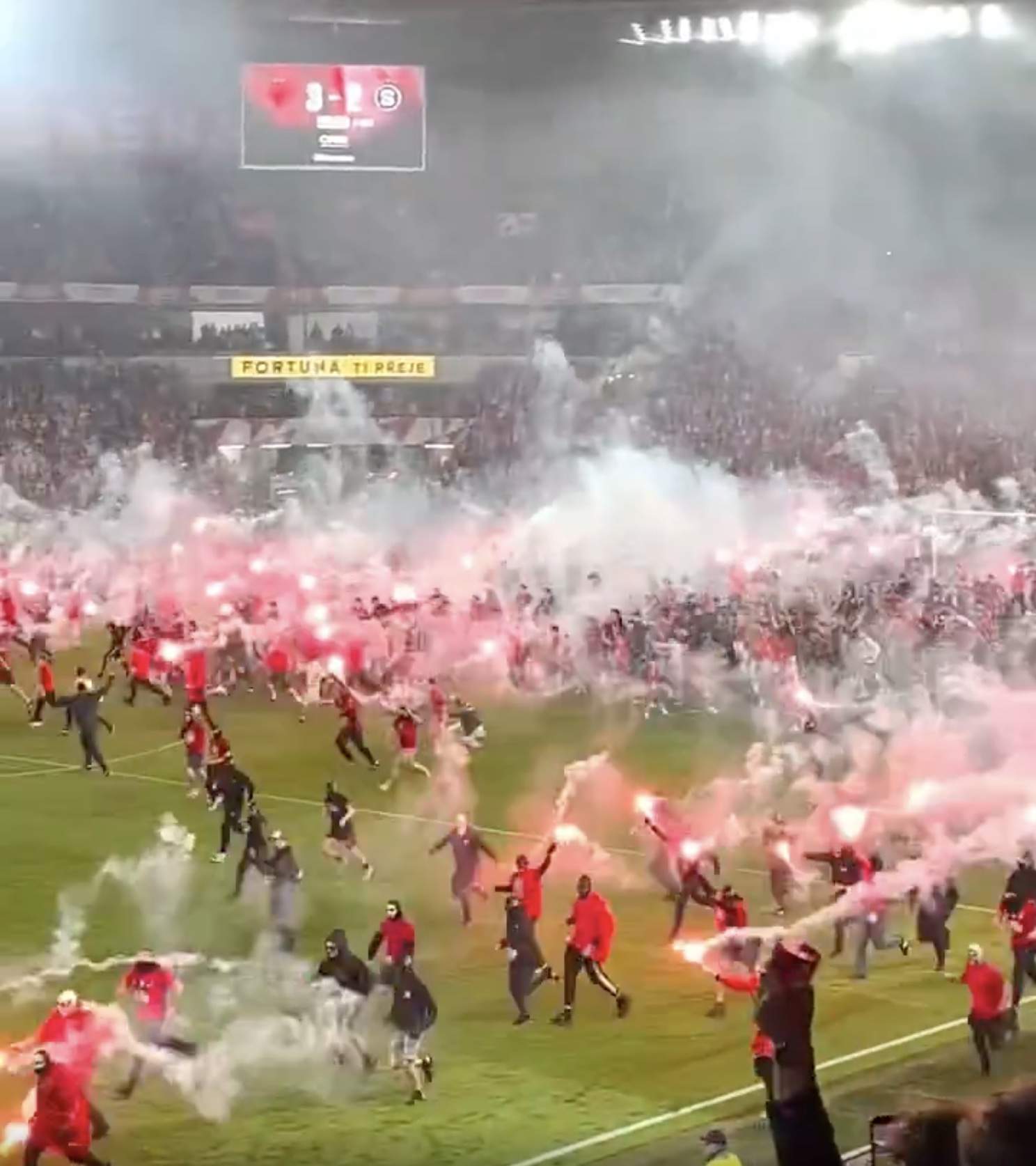 Inadmissibles incidents amb petards i bombes de fum en el derbi txec entre l'Slavia i l'Sparta de Praga