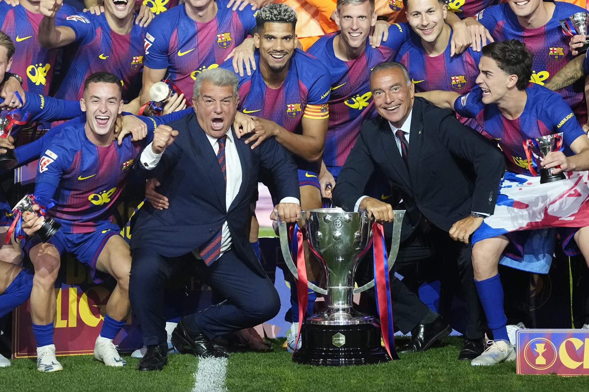 Joan Laporta bota con el título de Liga y desata la euforia sobre el césped del Spotify Camp Nou