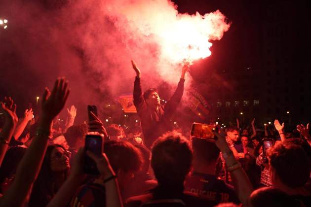 Barça celebració títol Lliga Canaletes Plaça Catalunya / Foto: Irene Vilà