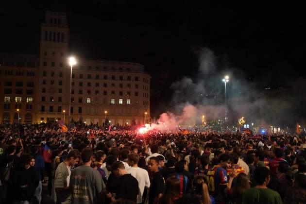 Barça celebració títol Lliga Canaletes Plaça Catalunya / Foto: Irene Vilà Barça celebració títol Lliga Canaletes Plaça Catalunya / Foto: Irene Vilà
