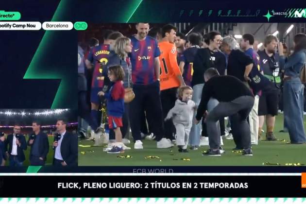 Hansi Flick jugant amb el seu net a la gespa del Camp Nou / X Hansi Flick jugant amb el seu net a la gespa del Camp Nou / X